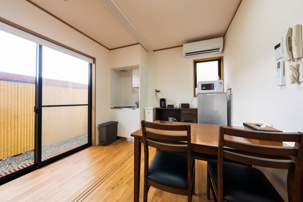 客室内のダイニングエリア