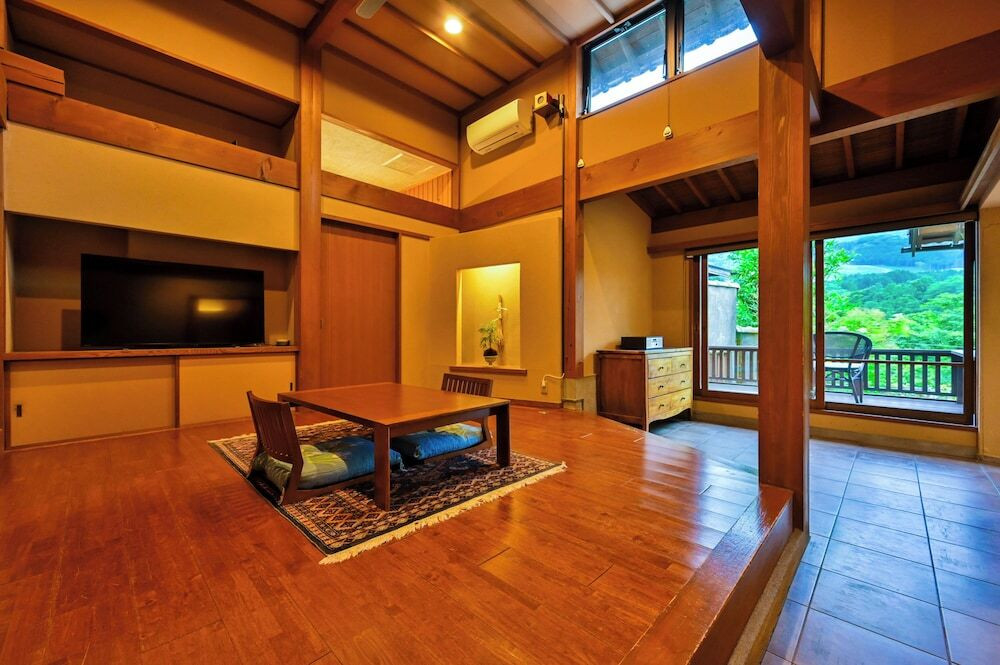 由布岳ビュー「蘇芳」　リビング①