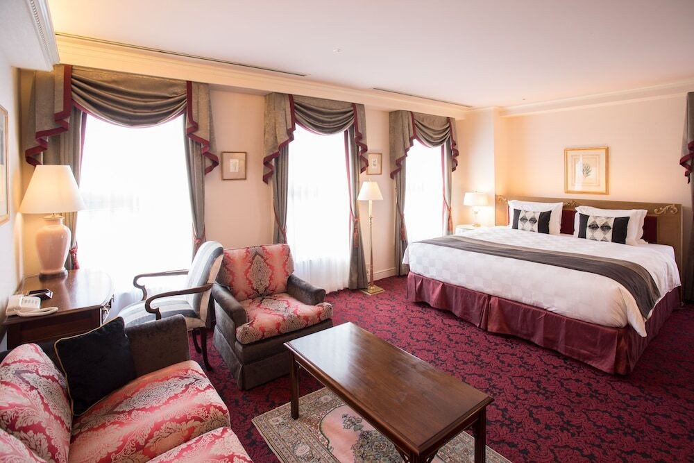 らせん階段やアンティークな家具にうっとり3406253