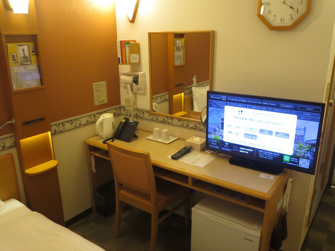 ベッドの横にあるテレビや机です。必要なものは全てあります。