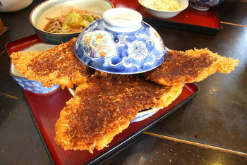 「こだま食堂」料理 1145574 ”わらじかつ丼”大にすると３枚♪蕎麦をセットにしました