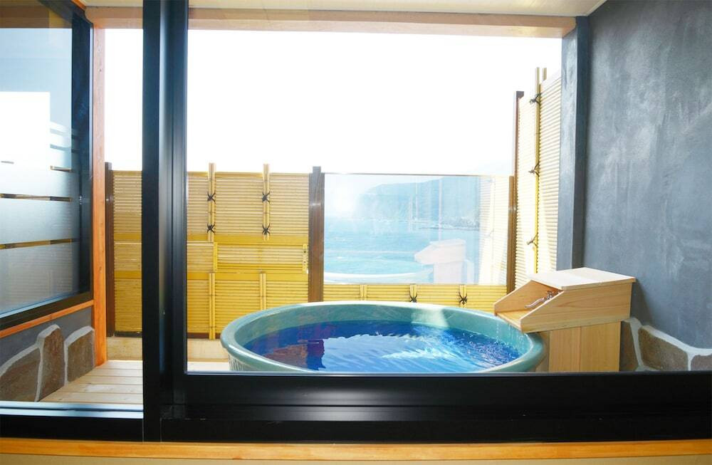 10畳和室　陶器半露天風呂