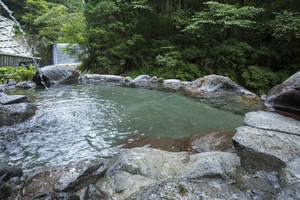 眼下には田の原川が流れる川風呂