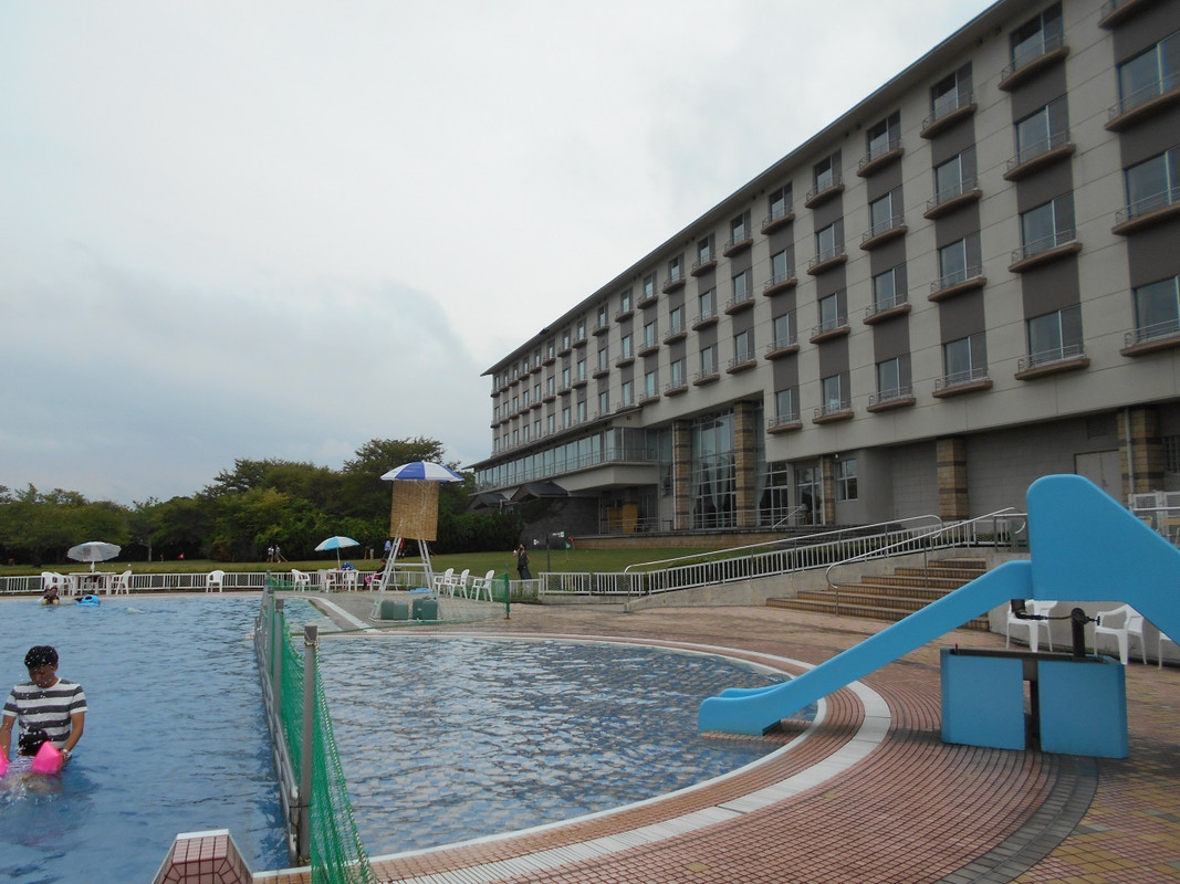 休暇村三国ホテル棟とプール