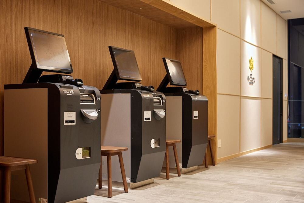 フロントロビー　セルフチェックイン機