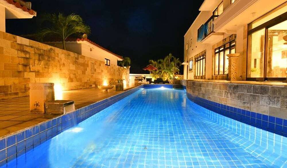 夜のプール1 / 1