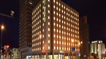 施設の正面 (日没後) / 1