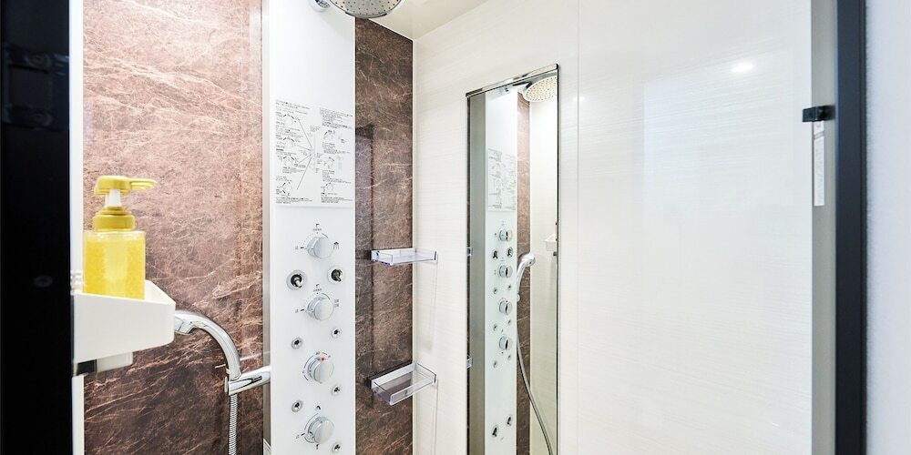 バスルームのシャワー