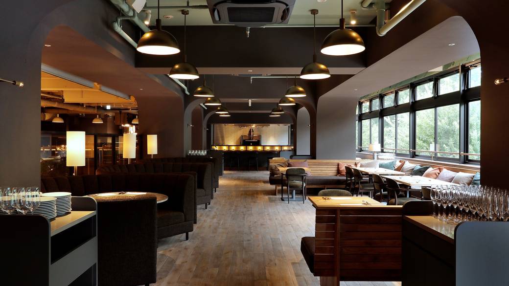 グリル料理店で
おしゃれにホテルディナー
 / 2