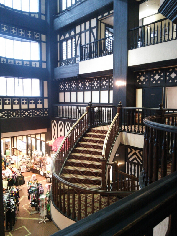 吹き抜けのロビー