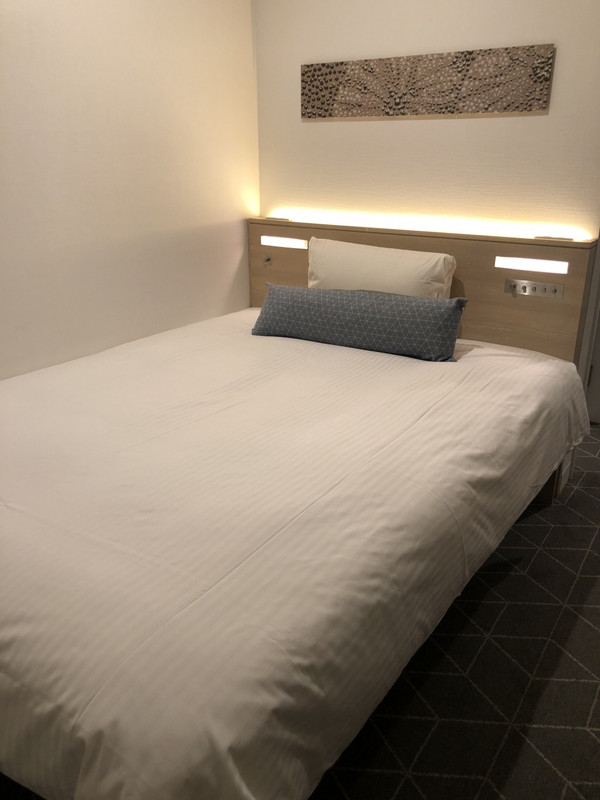 ベッドはシモンズ製