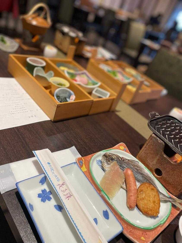 朝食はご飯とお味噌汁が食べ放題。おかずもたくさんあり、おいしかったです！