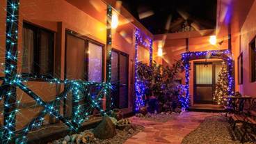 施設の正面 (日没後) / 2