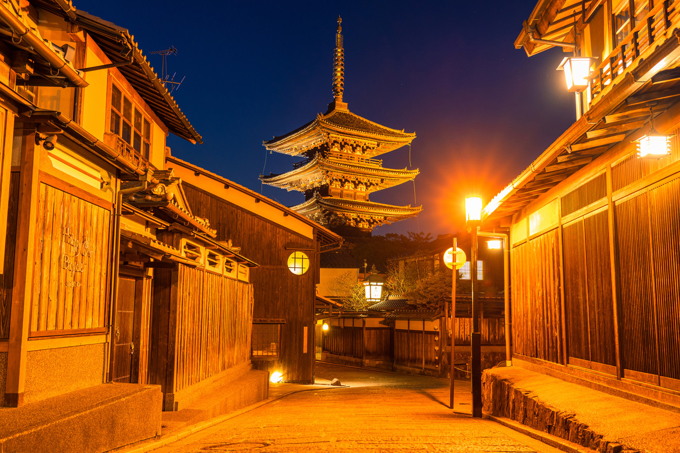 《京都府》八坂の塔を望む夜景・京都の夜