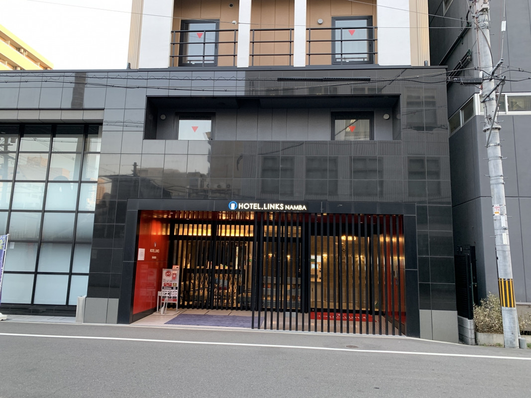 玄関。古そうな建物ですが、きれいに改装してあります。