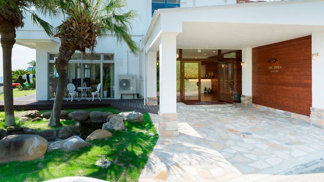 日差しに映える
真っ白な建物 / 1