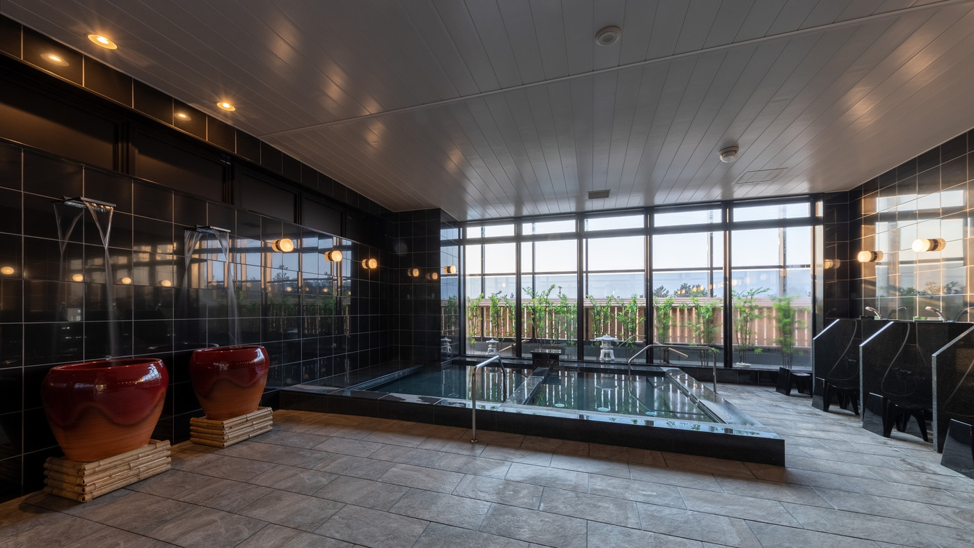 14階の「スカイレストラン」で海を眺めながら食事を楽しもう3929798