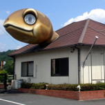 いたるところに亀だらけ！岡山県「亀甲駅」の駅舎が衝撃的すぎる