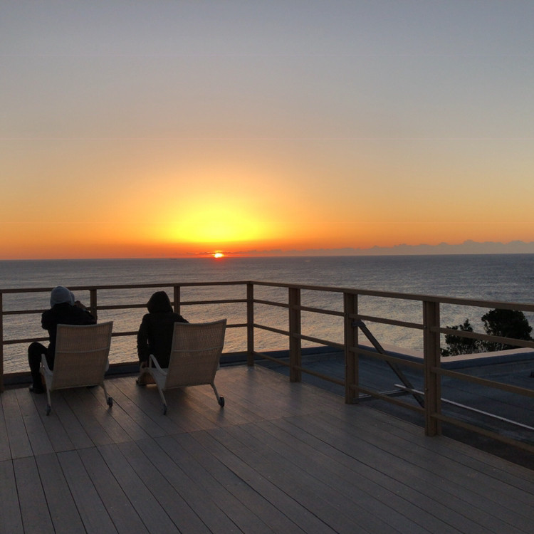 展望台デッキから望む朝日