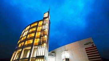 施設の正面 (日没後) / 2