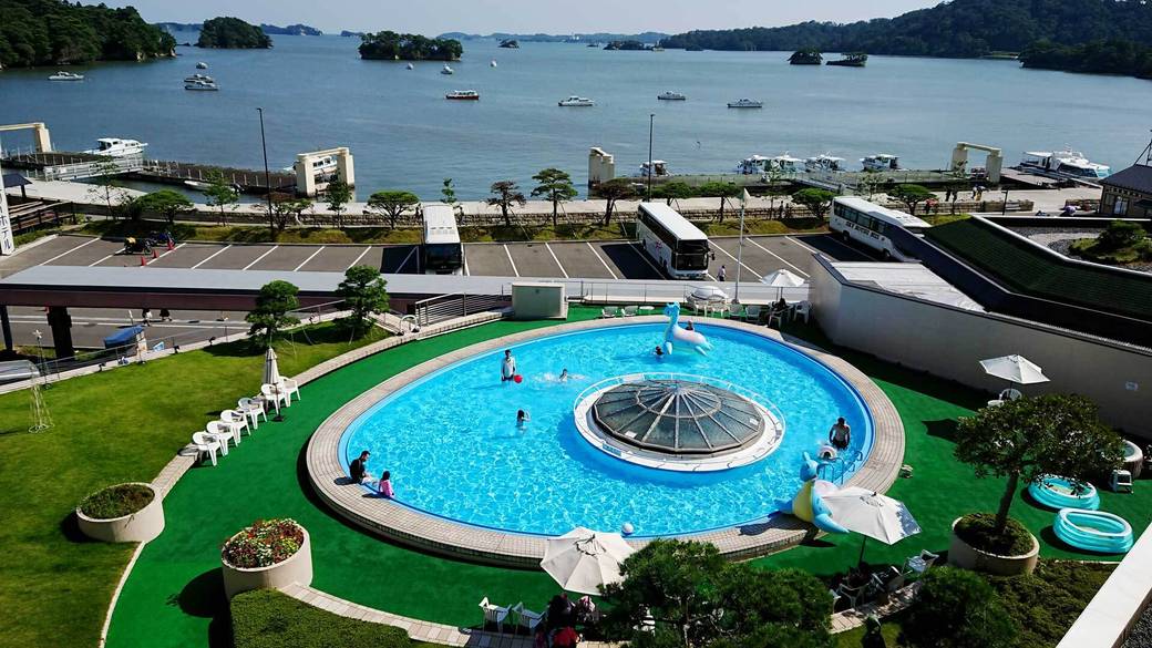 上から見る屋外プール / 2