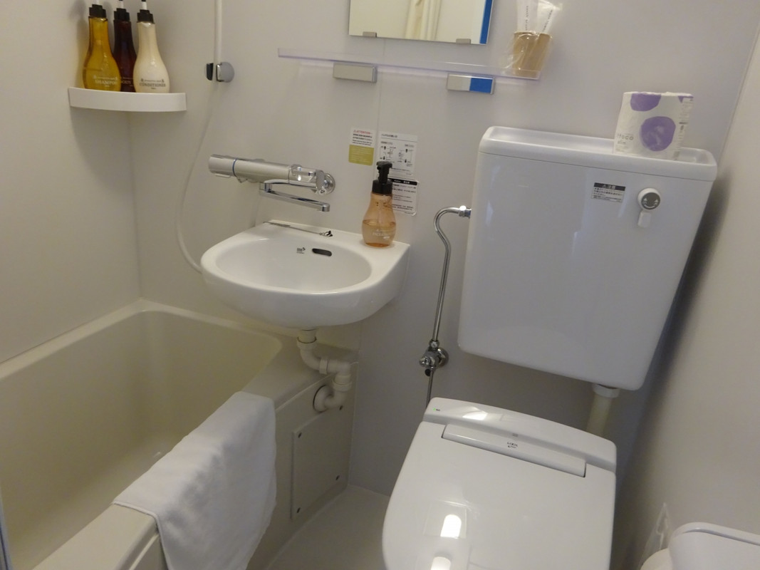 コンパクトな空間に合わせた造りで窮屈さ無し。バスタブは狭め。