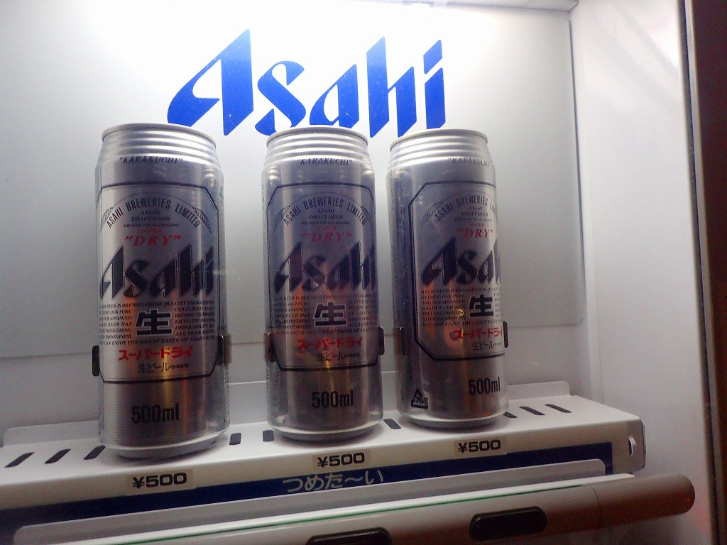 １階にビールの自販機。５００ミリリットル缶が５００円だった