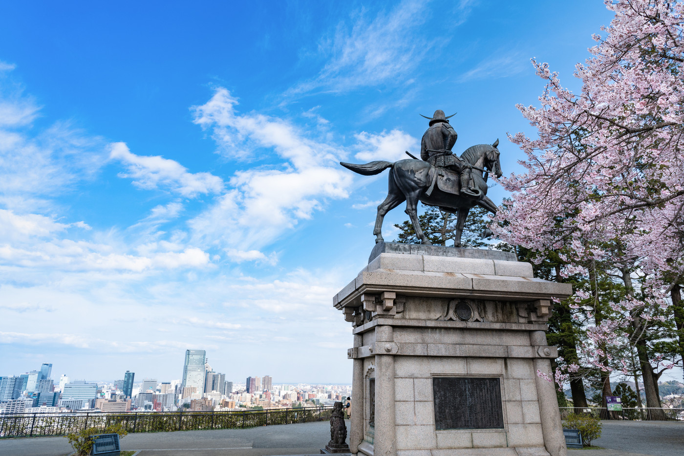 桜と仙台市街を見下ろす伊達政宗像　騎馬像