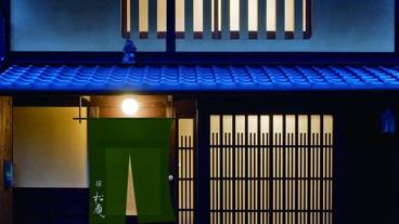 施設の正面 (日没後) / 1