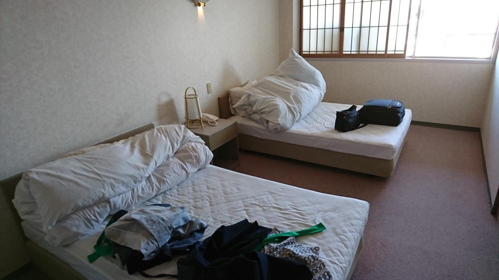 6畳の和室と12畳位の洋室の和洋室。