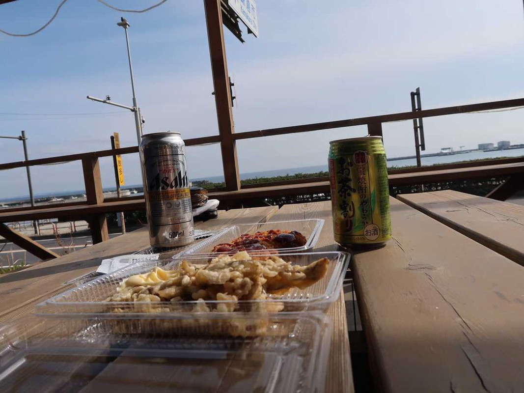 チェックイン時に貸切風呂をサクッと予約。ロビーではコーヒーやジュースなどをセルフサービスでいただきました。