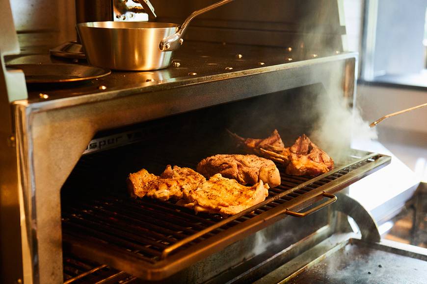 グリル料理店で
おしゃれにホテルディナー
 / 5