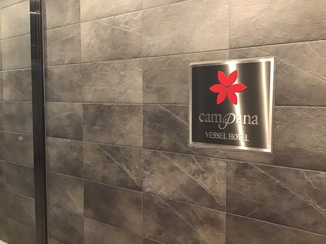 入り口。24:00以降は、カードキーで開きます。