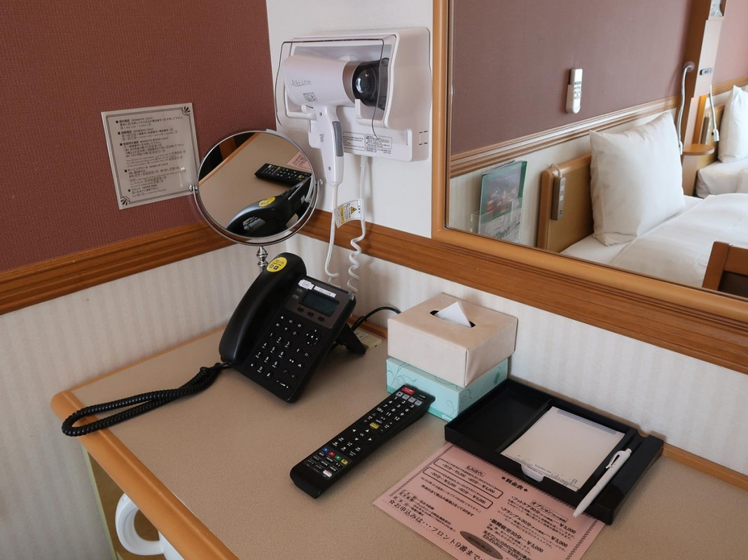 デスク上に並べられたアメニティ類