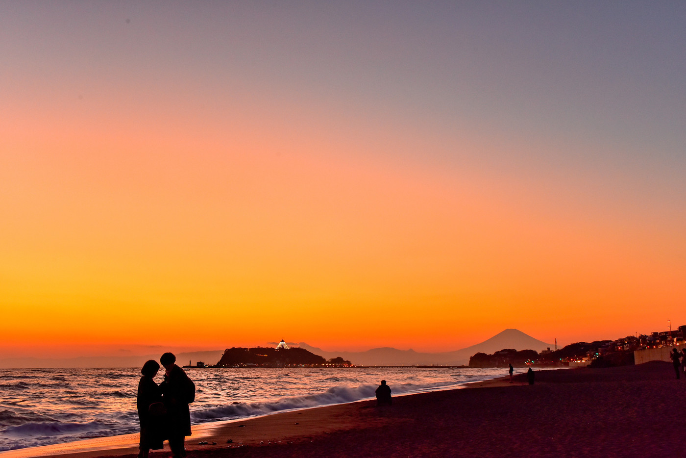 江ノ島の夕焼けとカップル
