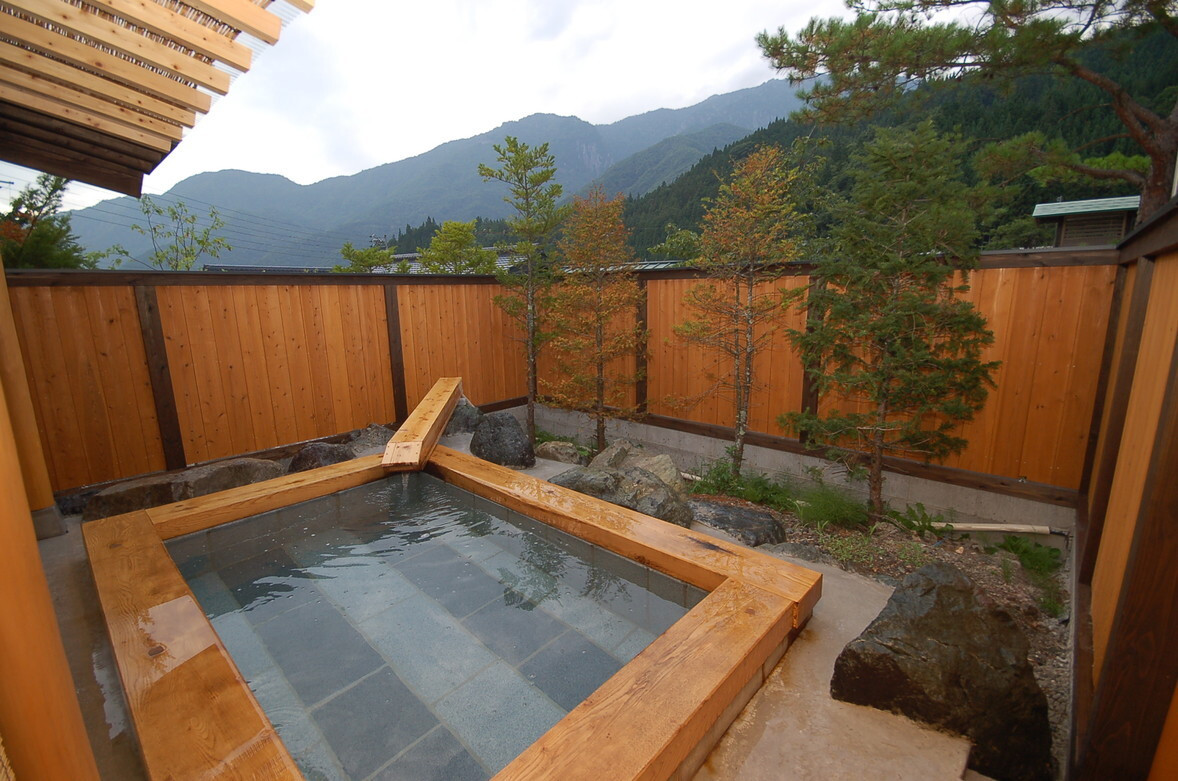 「料理旅館 奥飛騨山草庵 饗家」 内観 7748305 露天風呂