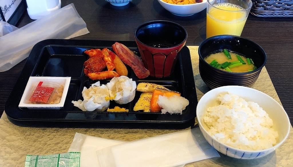 水面きらめく
窓際の特等席で朝食 / 2