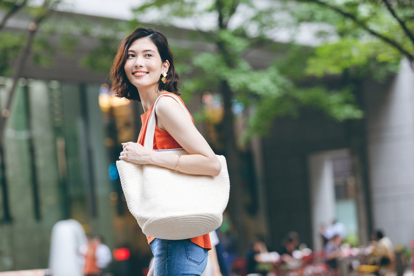 ショッピング 若い女性 ライフスタイル