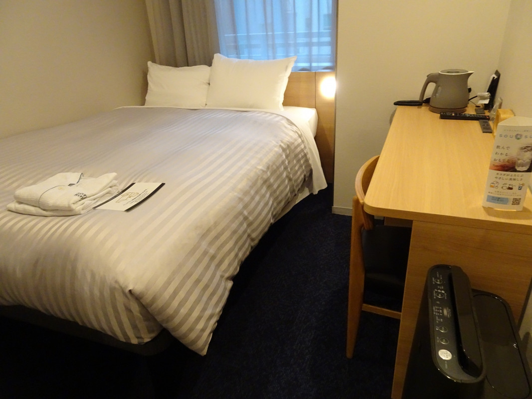 狭いけど、ベッドは広々