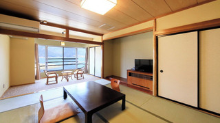 和洋室 ダブルベッド1台 [河口湖側]