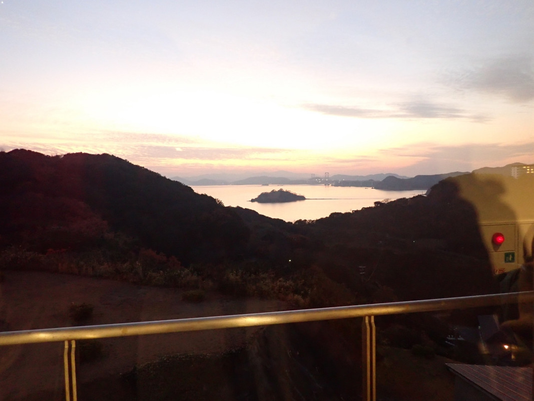 淡路島最南端。鳴門大橋も見えます。