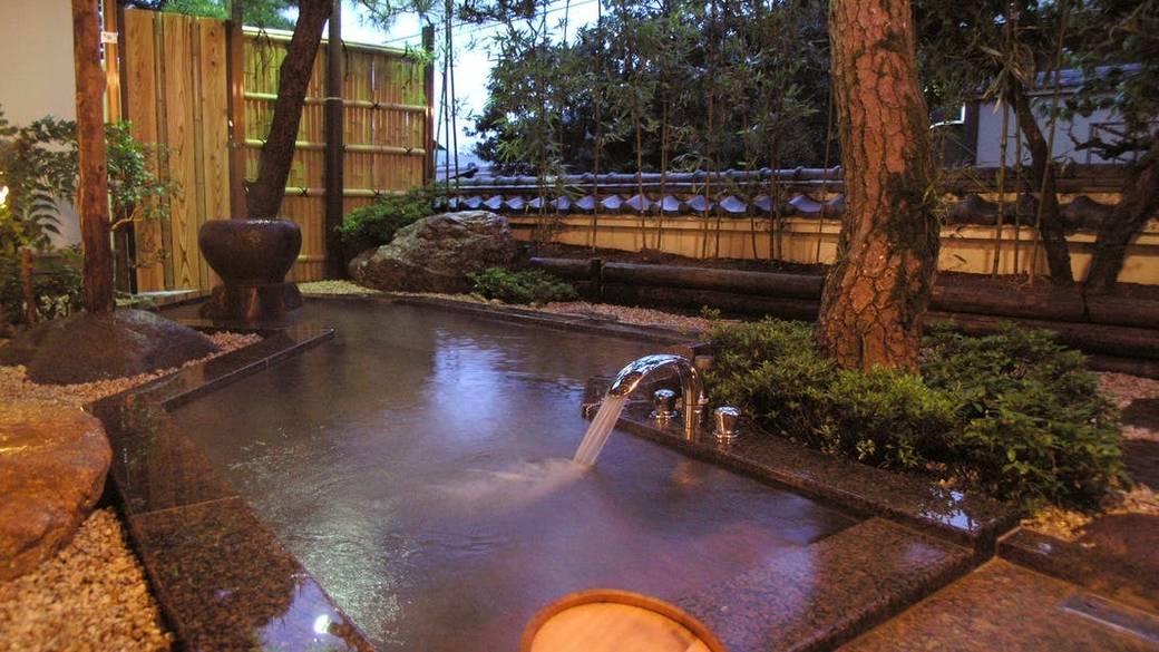 お部屋の露天風呂で
かけ流し温泉を堪能 / 2