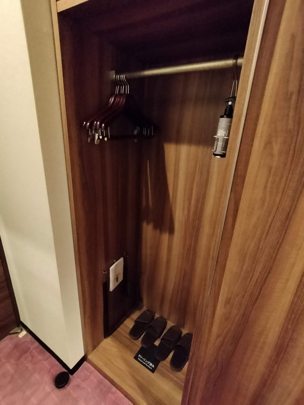 スリッパは使い捨ては用意されていません