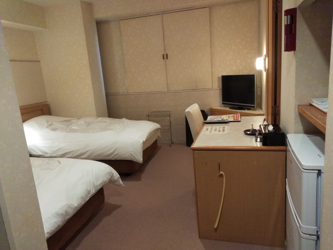 ツインルームはカーテンが無く、板戸で暗いです。