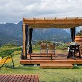 妙義温泉 妙義グリーンホテル＆テラス（群馬県 リゾートホテル）：グランピングエリアの各部屋に併設されている、ゆったりとしたダイニングスペース一例。本格的なBBQグリルなどダイニングセットも完備されている。高原のおいしい空気に包まれながら、非日常的な食事の時間を楽しんで。 / 2