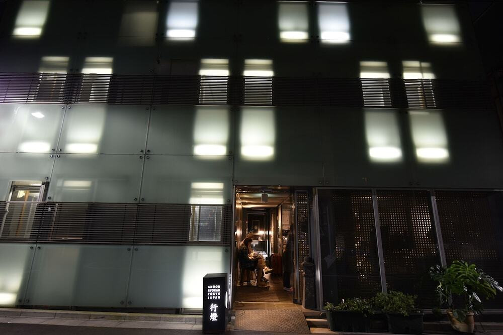 施設の正面 (日没後)