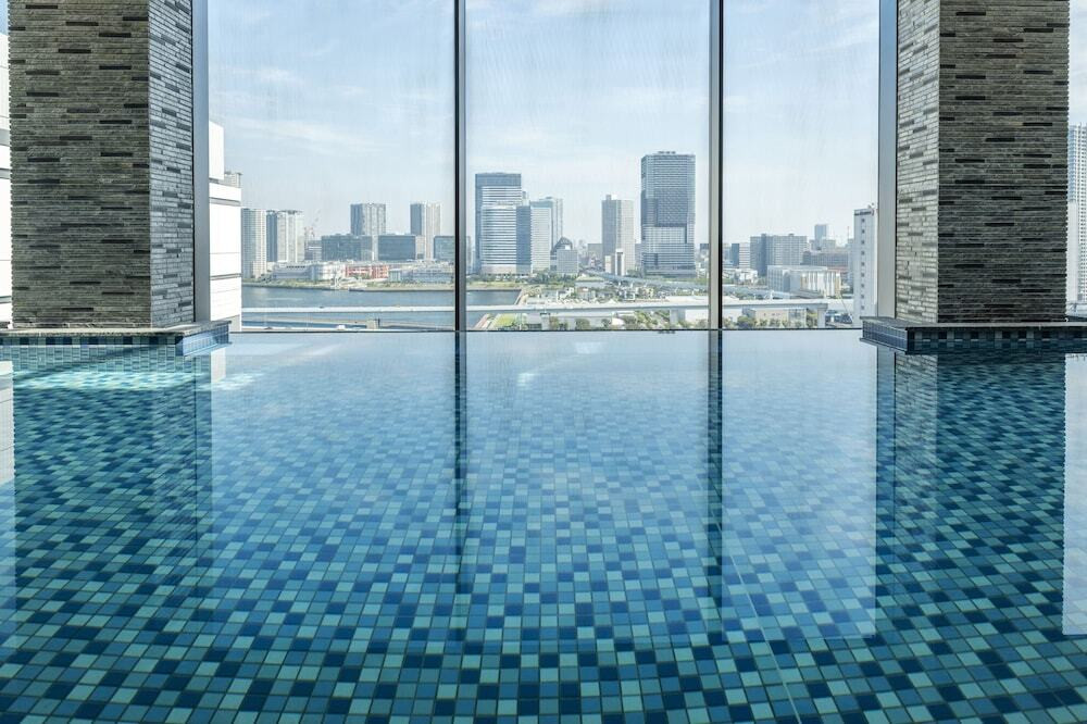 プールから「豊洲大橋」を望む