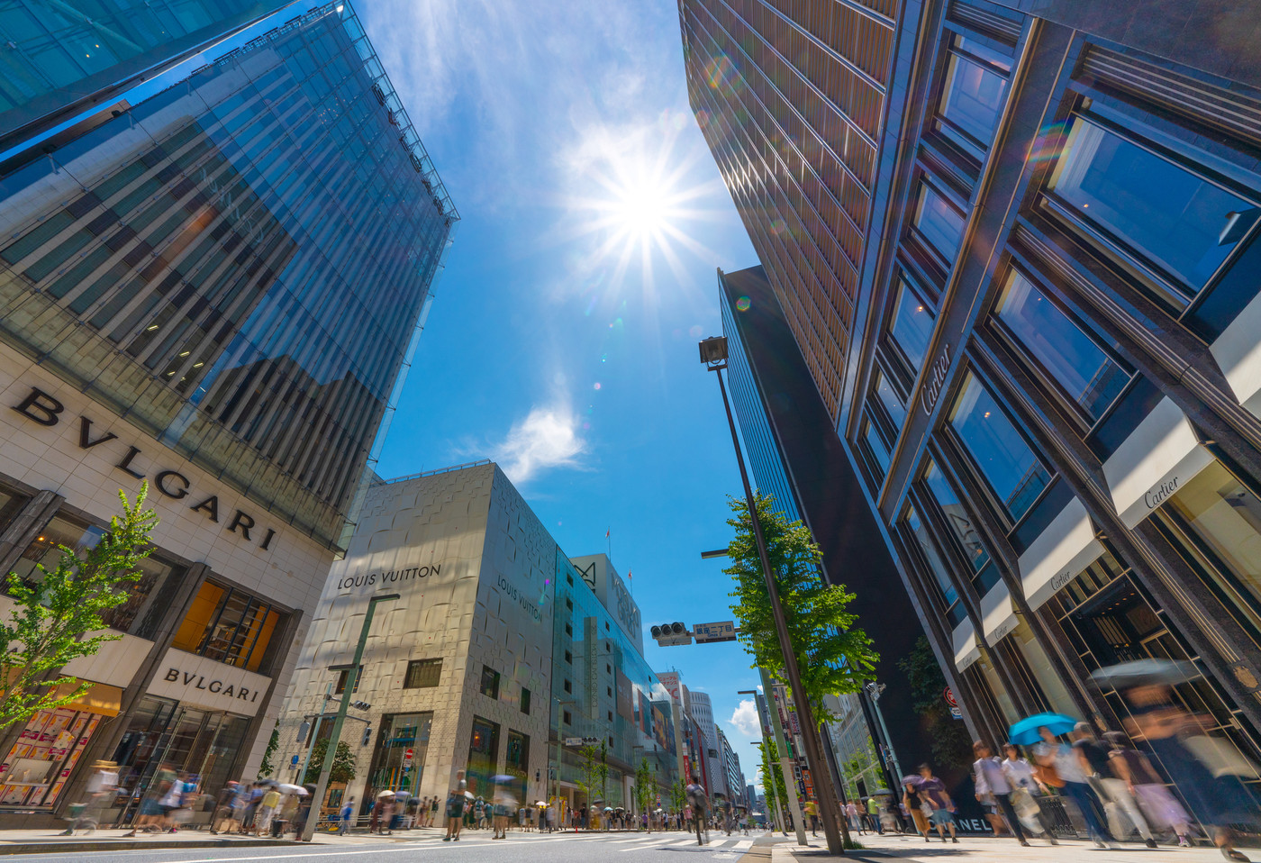 日本の東京都市景観　銀座の街並みや太陽光などを望む（歩行者天国）