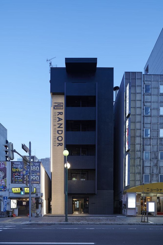 施設の正面 (日没後)