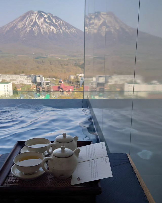 インフィニティ温泉。温泉から眺める羊蹄山と、ティーセレモニーでのお茶を一緒に楽しみました。 / 1